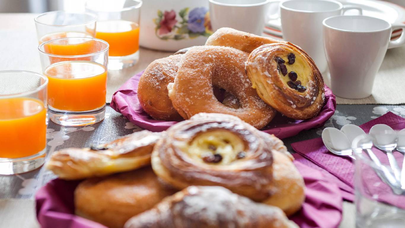 bed-and-breakfast-fema-suites-roma-prati-colazione-spremuta-cornetti-2