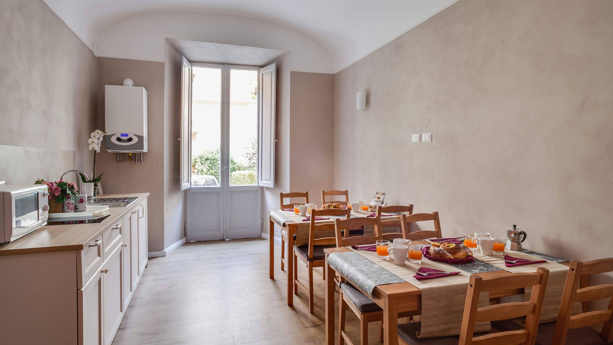 bed-and-breakfast-fema-suites-roma-prati-interni-sala-colazioni-1